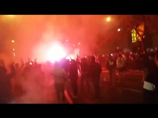 Así recibió la afición del sevilla al autobús de su equipo