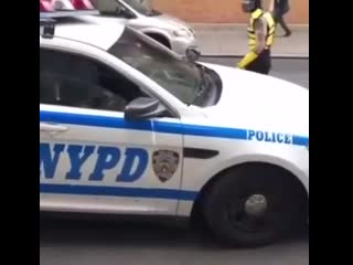 Полицейские прикололи парня в костюме скорпиона