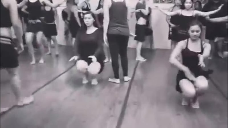 Таитянки грациозно танцуют на корточках