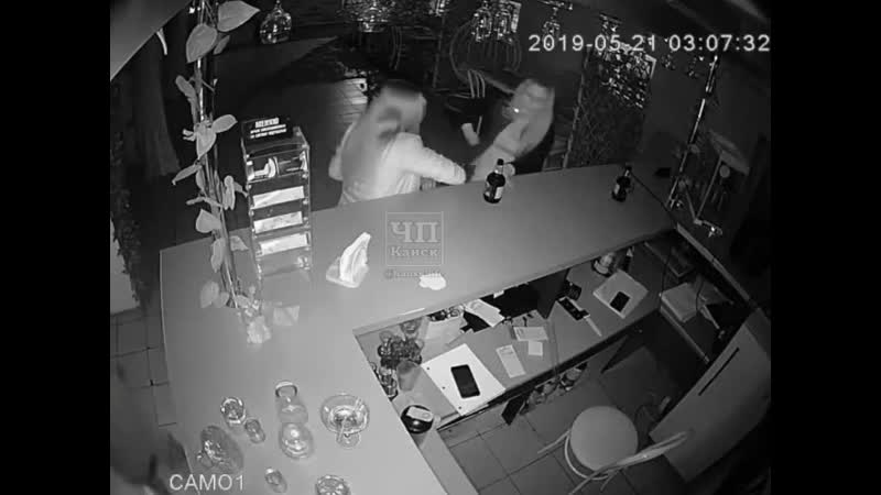 Бармен потушил сигарету огнетушителем [ ]