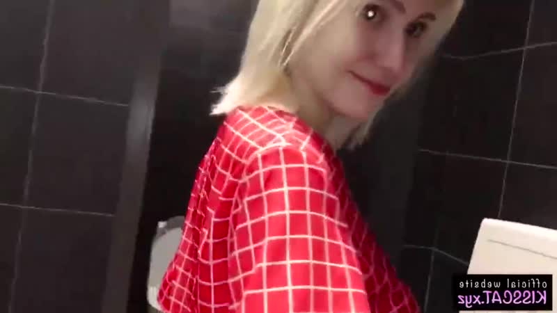 Показала пизду в макдональдсе, а после удовлетворила голод челика в туалете общепита