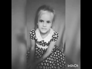 Сестрёнка надувает лизун