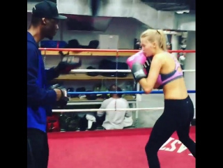 @vitasidorkina working off the calories💪💪💪🔥 @1on1knockout #trainlikeanangel #boxlikeabombshell #vitasidorkina