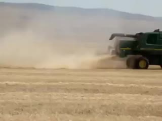 Видео пожаров на сельскохозяйственных полях в сельской местности ракки, вспыхнувших по причине некоего любителя швыряться окурка