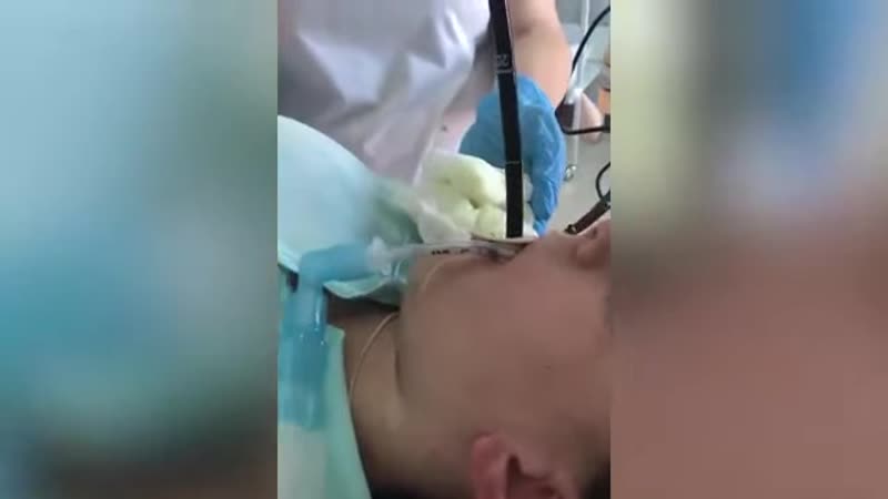 Огромная змея заползла в рот спящей женщине