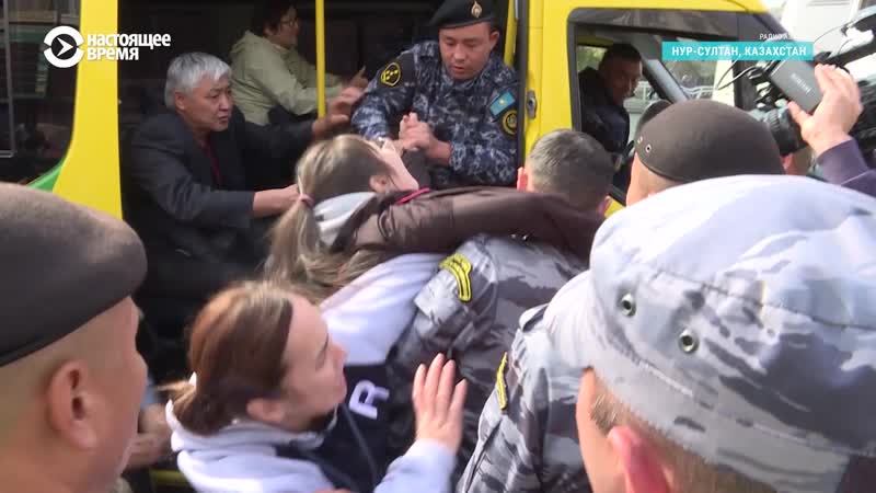 Женщина пытается отбить свою дочь у полиции в нур султане