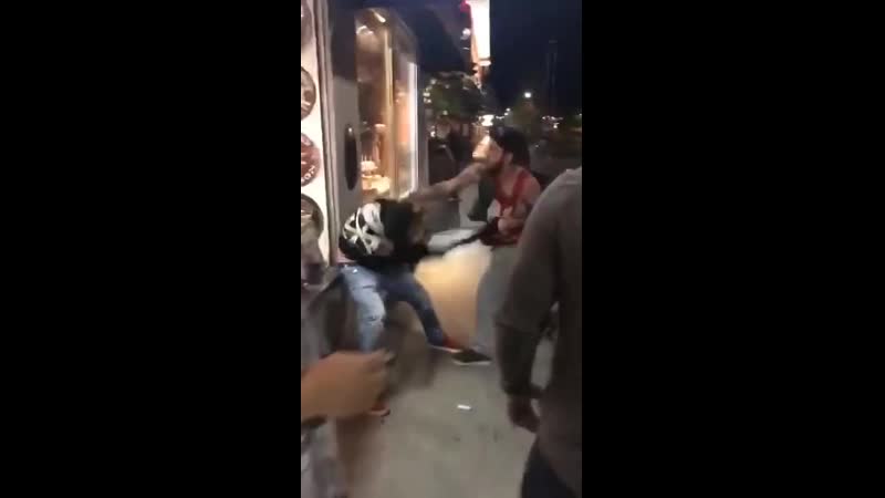 Драчка хипстеров возле кофейни