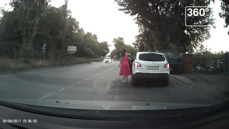 В таганроге автомобилистка спровоцировала аварию, выйдя из машины посреди проезжей части