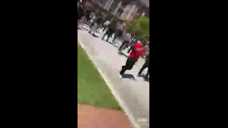 Радикалы группирои "антифа" напали на чернокожего офицера полиции в американском техасе