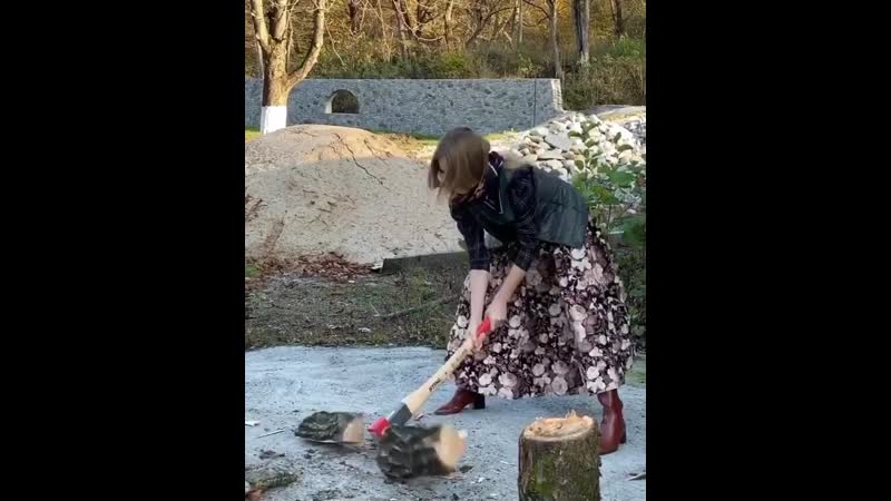 Наталья водянова колет дрова в юбке