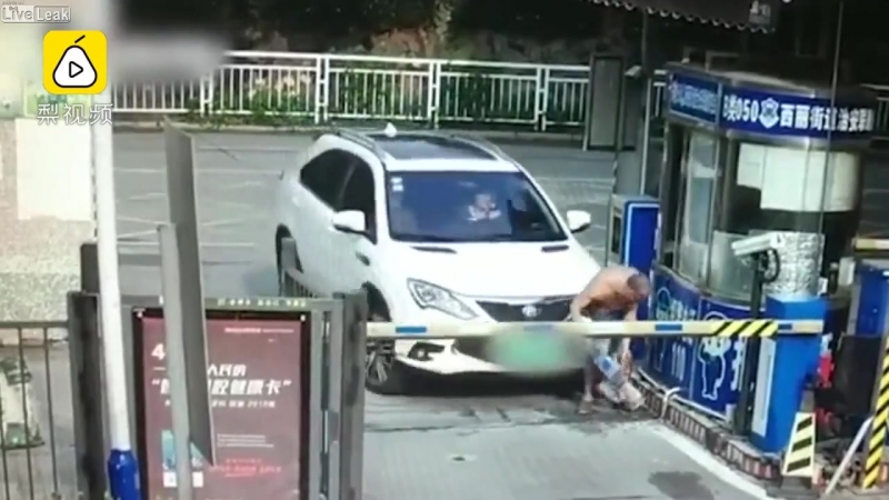 Женщина на машине задавила рабочего