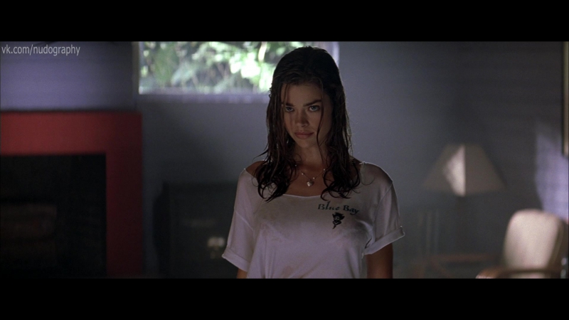 Мокрая дениз ричардс (denise richards) в фильме "дикость" (wild things, 1998, джон макнотон) 1080p