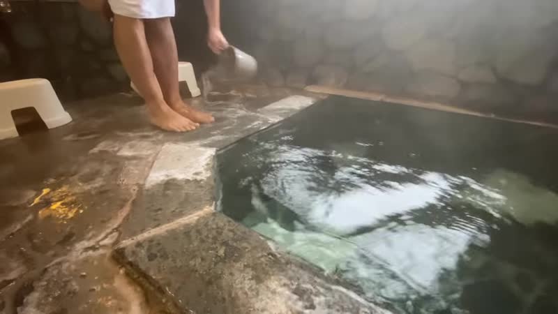 [torichyanchannel] почему японцы купаются голыми в источниках? как правильно принимать горячий источник в японии