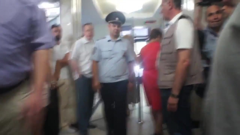 Депутат областной думы идет на заседание