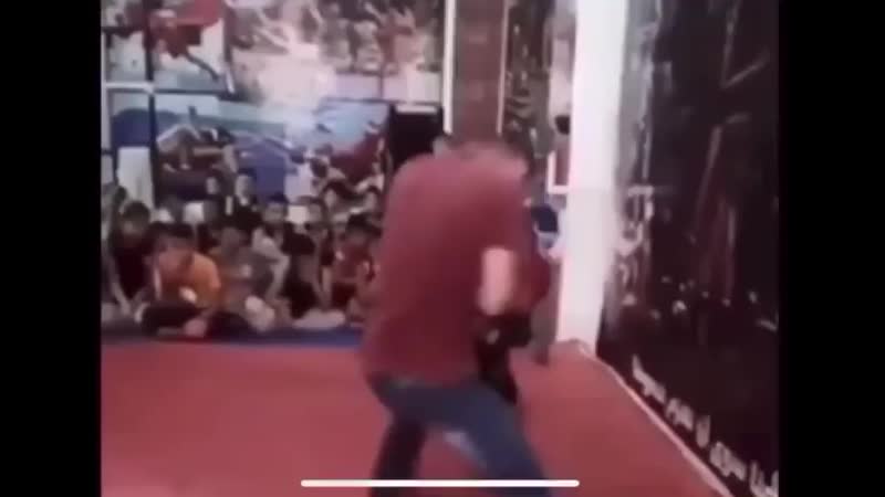 Некий тренер из египта устроил жёсткий спарринг с ребёнком