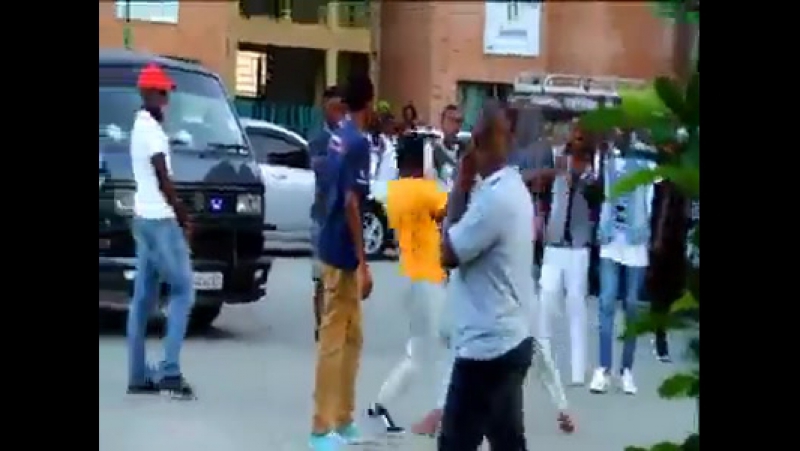 Негр дерется с афроамериканцем