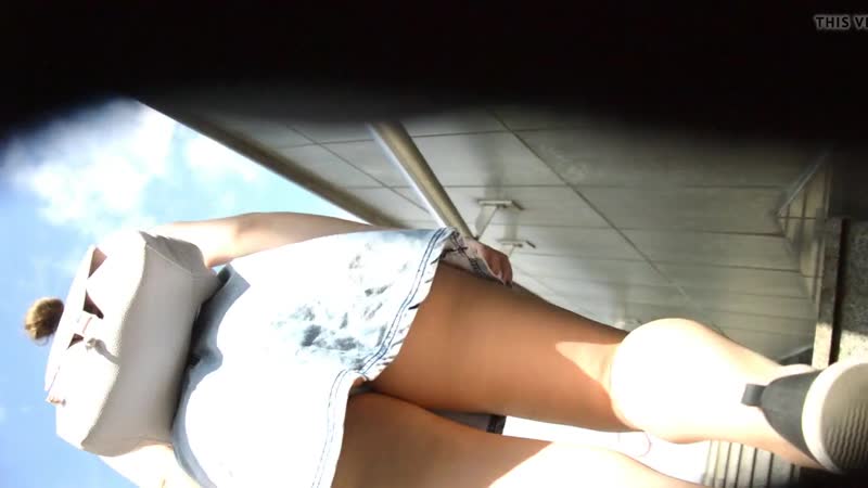 У 2ух школьниц под юбками