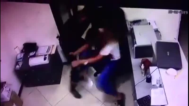 Во владикаазе мужчина с ножом напал на бывшую супругу в парикмахерской 18+