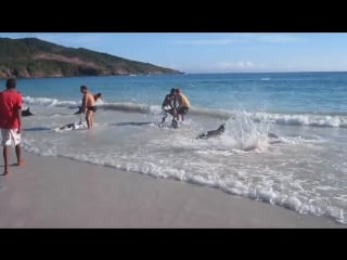 Он просто снимал море и пляж, как вдруг случилось нечто немыслимое!