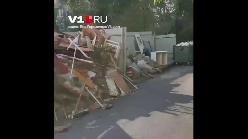 Мусорные завалы во дворе на улице ерёменко