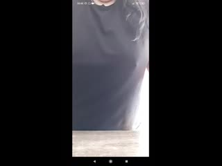 Показывает грудь и трусики друг вокруг