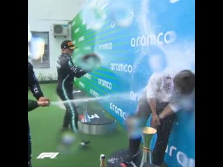 Lewishamilton + two champagne bottles 🆚 race engineer bono 😂⁣