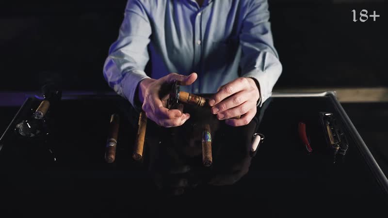 Как правильно обрезать сигару объясняет максим привезенцев