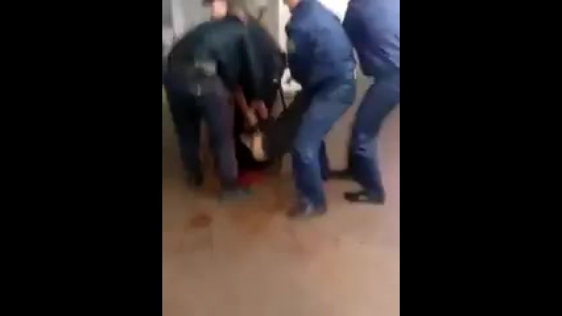 Менская міліцыя жорстка збівае хлопца i минская милиция жестоко избивает парня