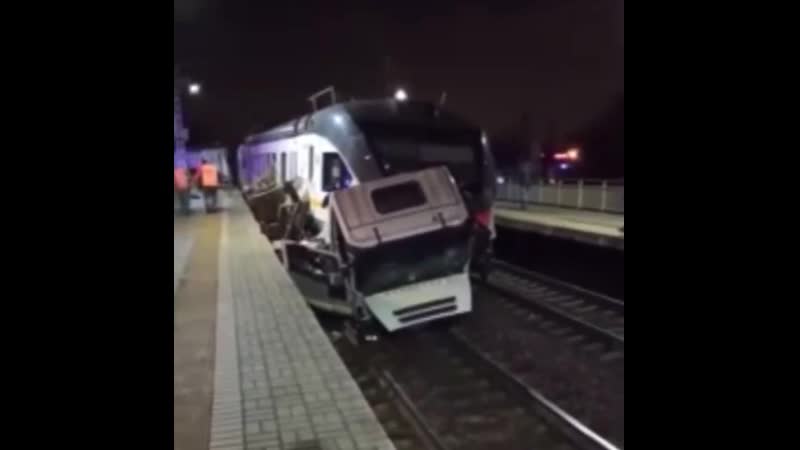 В москве у станции «перхушково» белорусского направления электропоезд протаранил грузовой автомобиль