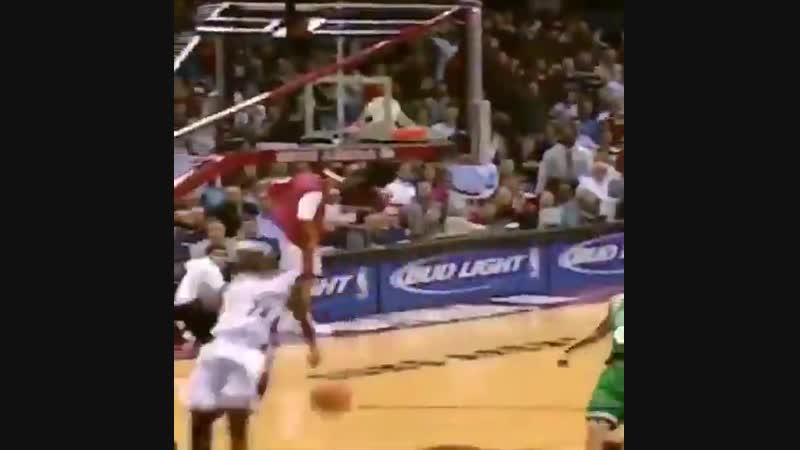 (2004) 19 year old lebron with the fastbreak windmill 👑