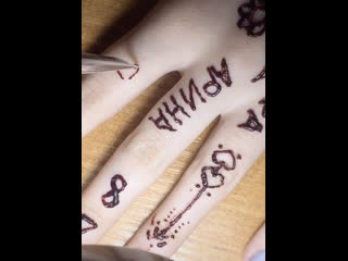 Тупая пизда мажет свою руку говном