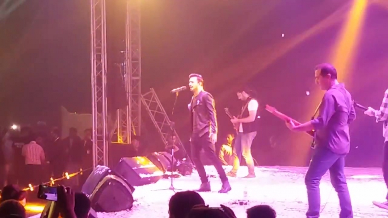 Atif aslam "zindagi aa raha hoon main" live at lahore 6/11/2016