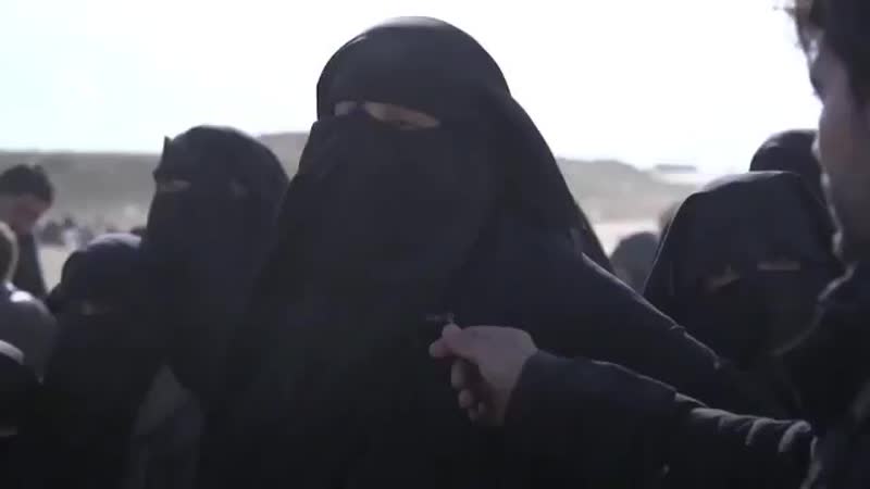 Жительницы багуз продолжают шокировать мировые сми резкими заявлениями эта женщина говорит "мы воспитаем новое поколение муджа