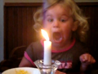 Девочка тушит свечку