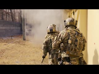 Special operations soldiers conducting room clearing drills