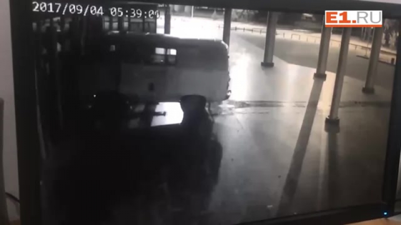 Полном porn video – Мужик на полном ходу въебался в дом