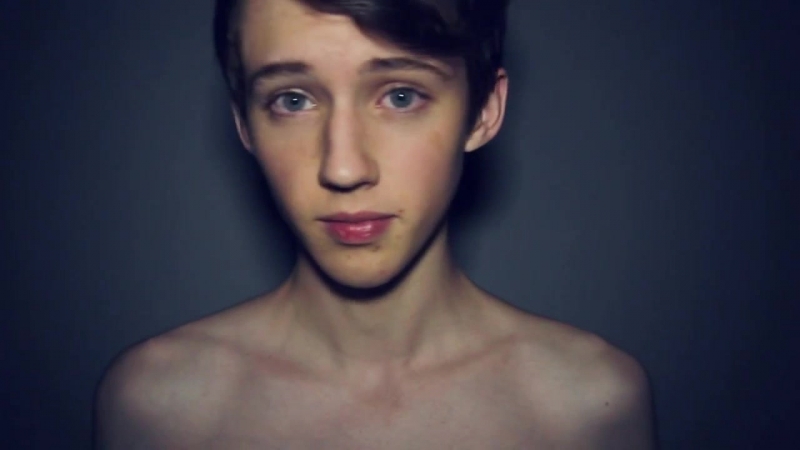 Тупая хуесосина трой сриван обнажается и трясёт своим хуем перед своими фанатками