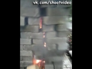 Тротуар разобрали, камин собрали