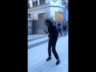 Михал шпак зажигает под песню бельгии what's the pressure на улице в стокгольме