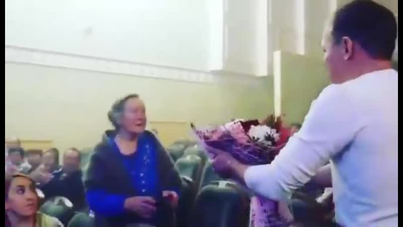 "дәрүиш хан" төркөмө дим мәннәндең әсәһенә сәскәләр бирә