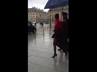Nina dobrev deixando seu hotel em paris