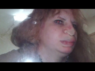 Мужики смеются над загрустившей женщиной