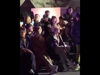 Lol code kunst really tried to sit on mino’s lap hahahaha this is so cute 송민호 위너 미노