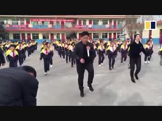 В китайской школе детей учат шафлу в перемены (vhs video)