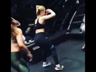 Me as lindsay air slapping bae's🍑 [dogpound ig]