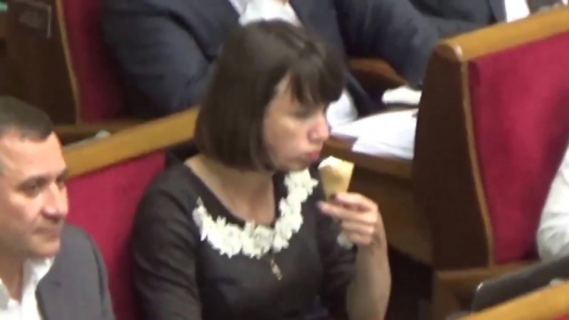 Тетяна чорновол смачно їсть морозиво у верховній раді