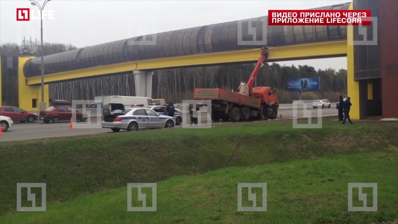 Автокран зацепил пешеходный переход на мкад
