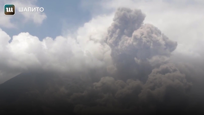 На суматре началось извержение вулкана синабунг