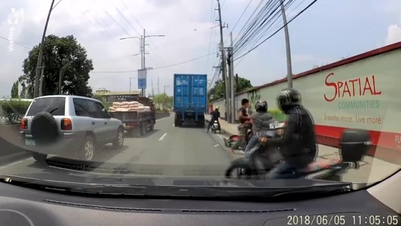 Грузовик проехался по голове филипинца и он остался жив