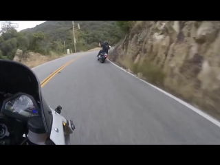 Вот это он закладывает! на харлее с каньона